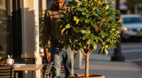 6-foot-11 Kevin Durant tries hiding from paparazzi while on date with mystery woman